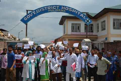 Doctors, paramedics protest against attack on ambulance drivers